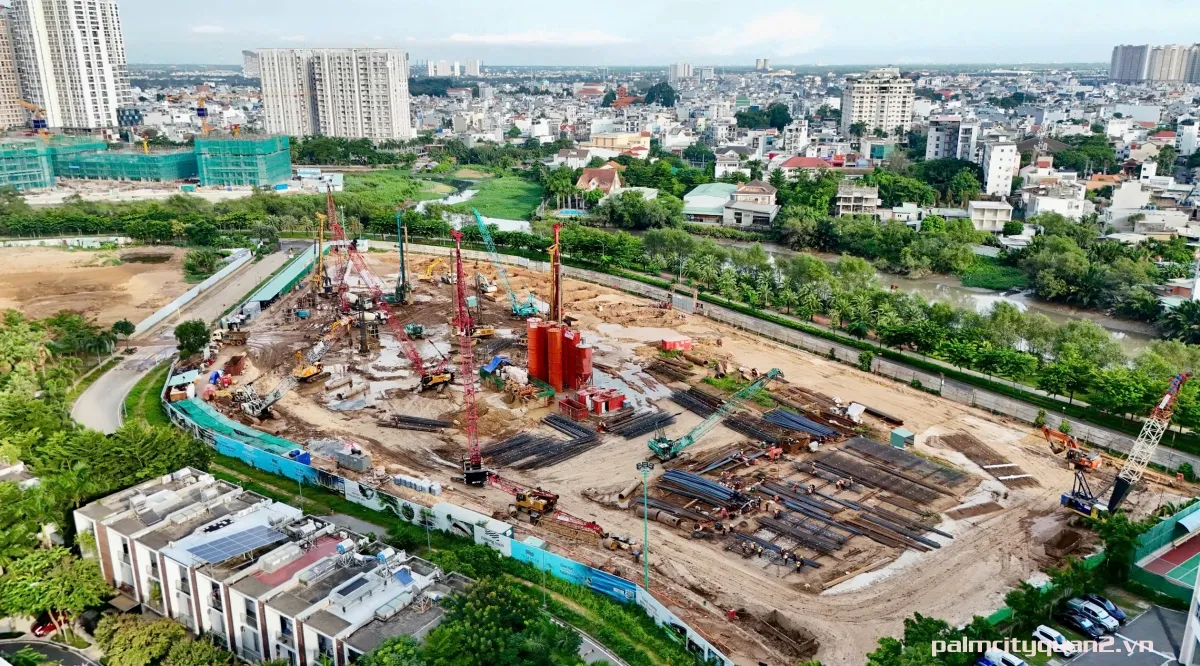 Công trường Palm River ven sông Giồng Ông Tố cạnh phân khu đã bàn giao Palm City